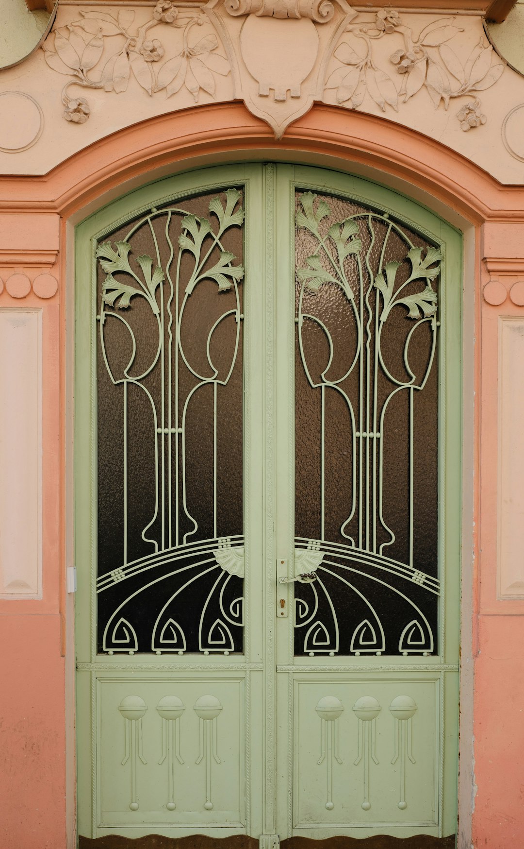 ornate-green-double-doors-with-decorative-metalwork-x0uiqv-ys2a
